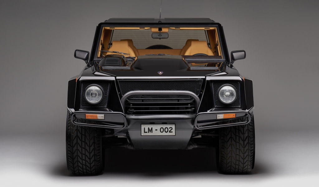 Черный автомобиль Lamborghini LM002 на сером фоне
