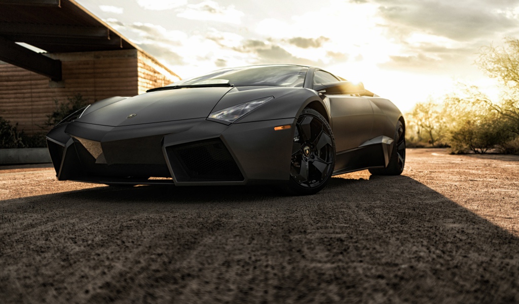 Черный быстрый автомобиль Lamborghini Reventon