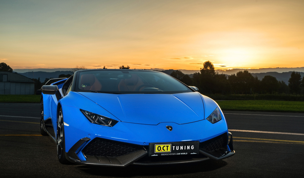 Синий скоростной автомобиль Lamborghini Huracan