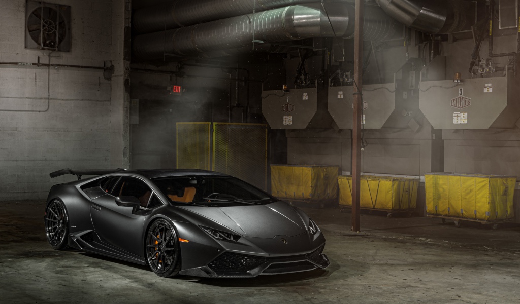 Быстрый серебристый автомобиль Lamborghini Huracan 