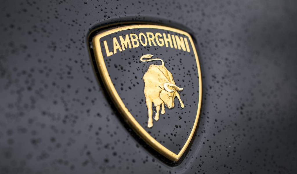 Логотип Lamborghini в каплях дождя крупным планом