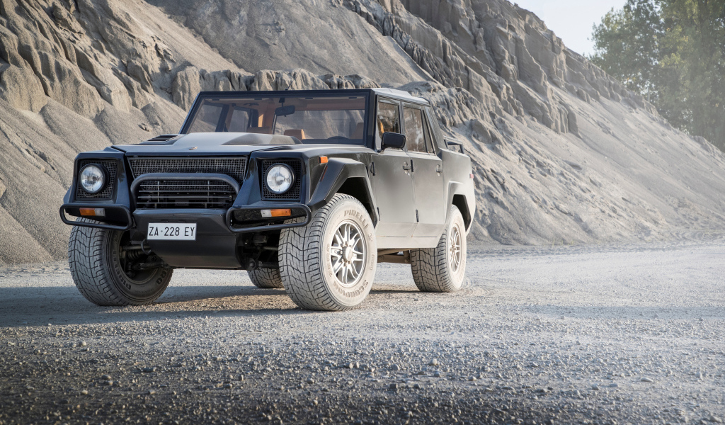 Внедорожник  Lamborghini LM002 на фоне гор
