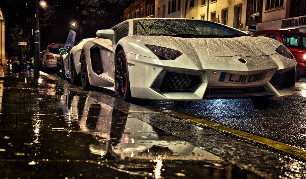Спортивный автомобиль Lamborghini Aventador под дождем 