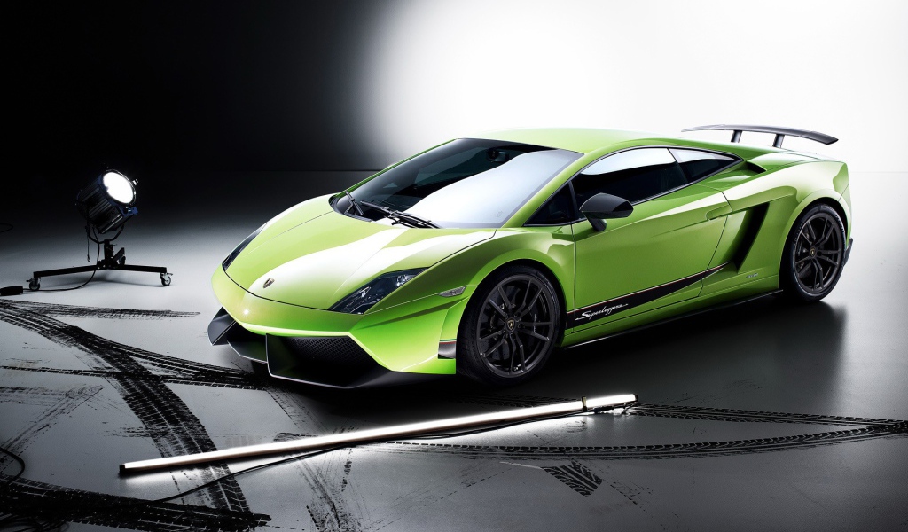 Спорткар Lamborghini Huracan салатового цвета в свете софитов 