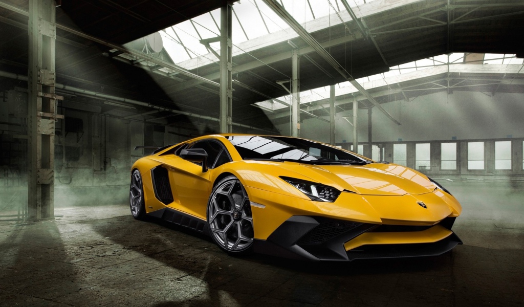 Желтый спортивный автомобиль Lamborghini Aventador 