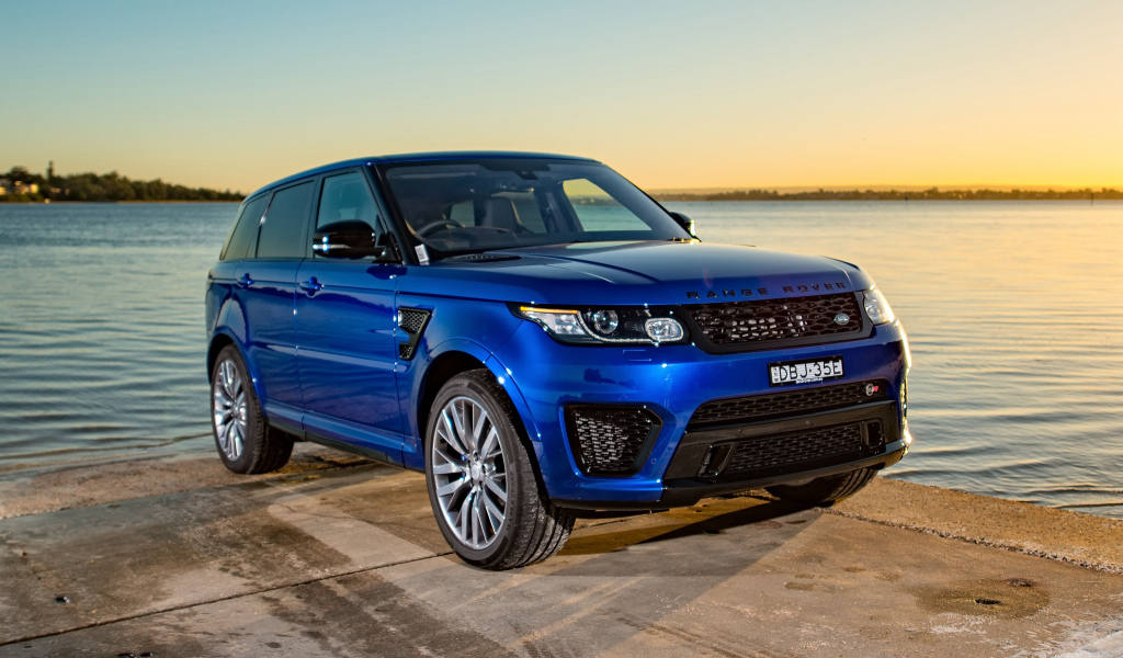 Синий внедорожник  Range Rover на берегу моря