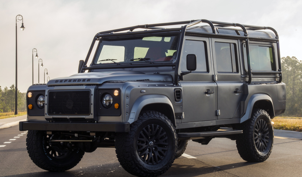 Серый автомобиль Land Rover East Coast Defender Urban Assault, 2017