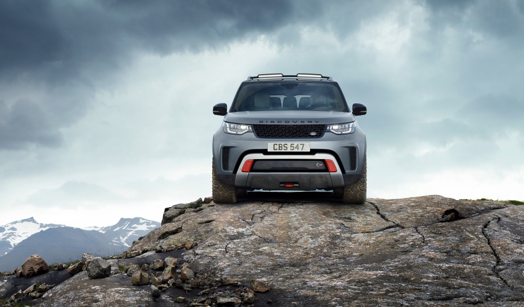 Внедорожник Land Rover Discovery, 2019 на фоне неба