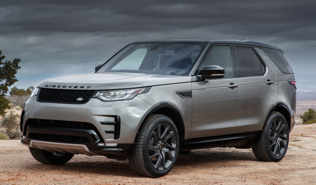 Серебристый автомобиль Land Rover  Discovery HSE Si6, 2017 