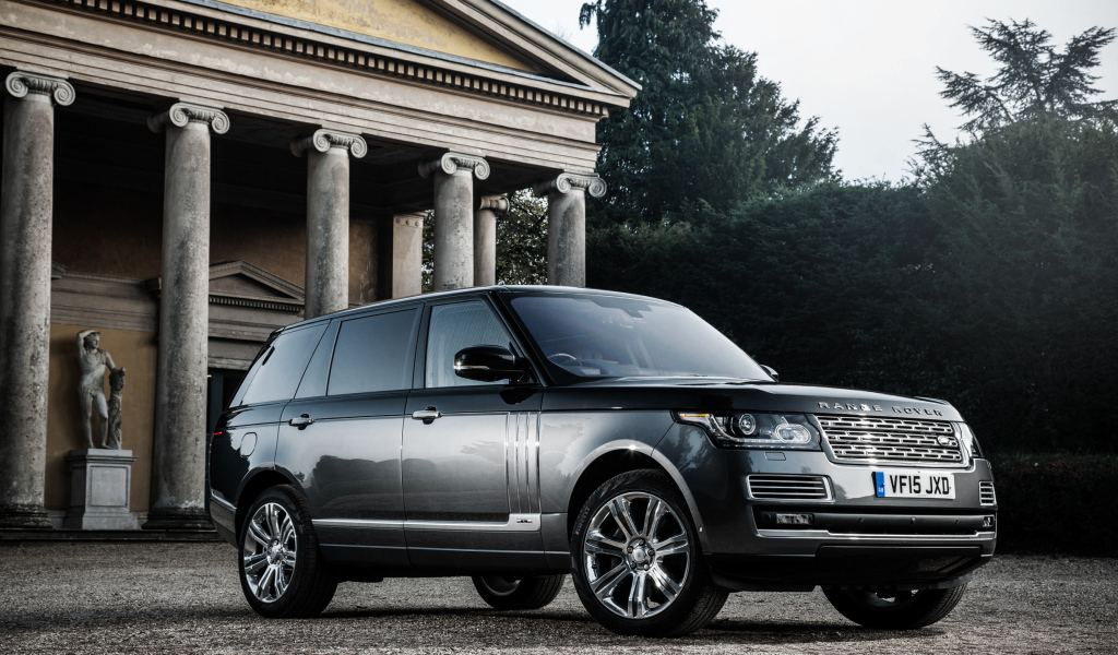 Серебристый стильный внедорожник Range Rover 