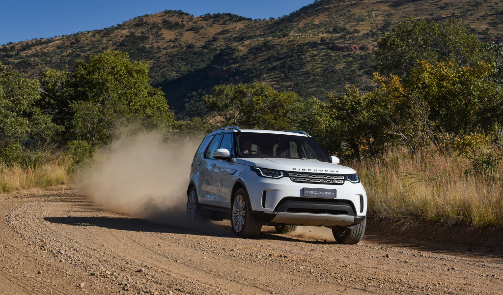 Белый внедорожник Land Rover  Discovery HSE Td6, 2017 на дороге