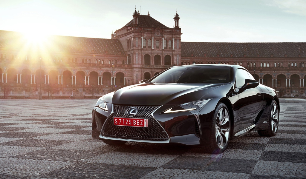 Черный стильный автомобиль Lexus LC 500 