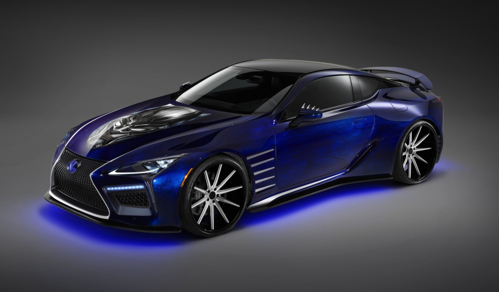 Синий автомобиль Lexus LC с рисунком Черная пантера на капоте