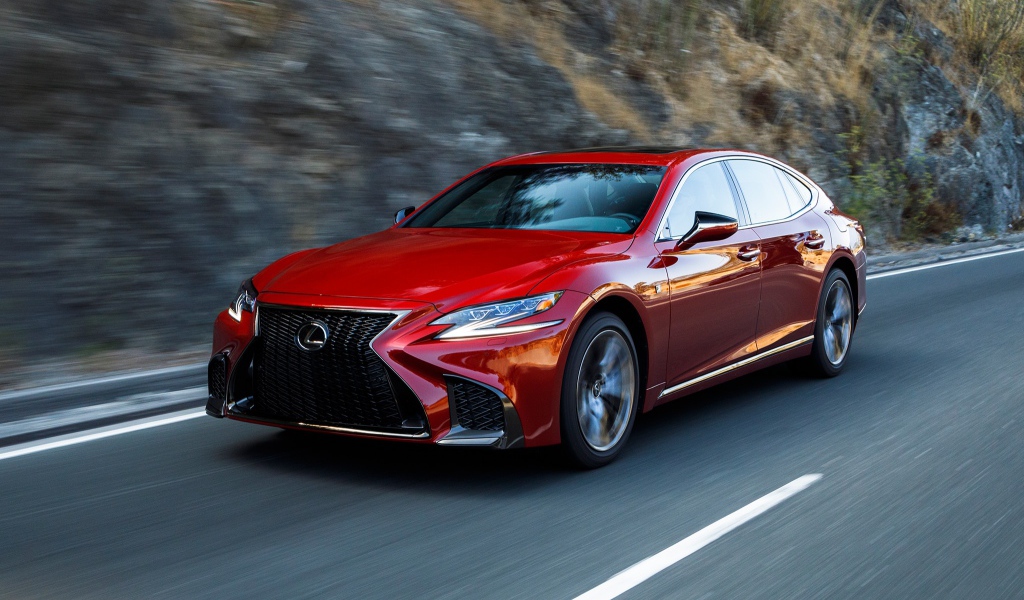 Яркий красный автомобиль Lexus LS, 2018 на трассе