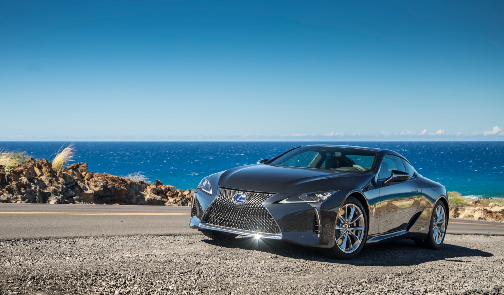 Блестящий серебристый Lexus LC 500 на фоне океана
