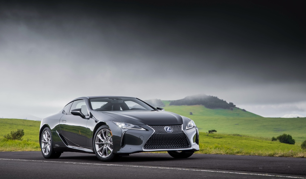 Серебристый автомобиль Lexus LC 500h, 2018 под грозовым небом