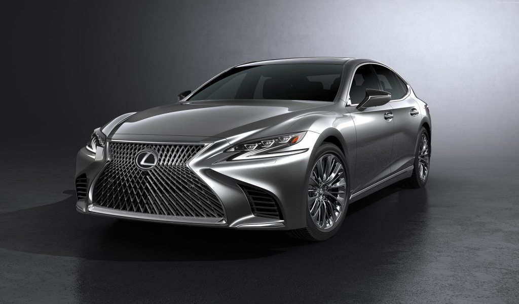Серебристый автомобиль Lexus LS на сером фоне