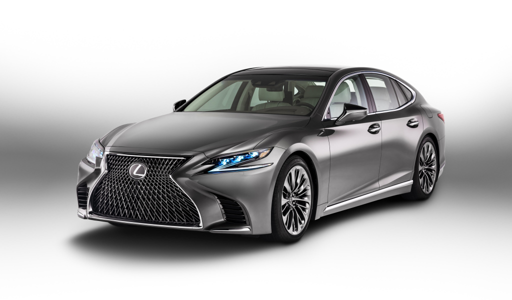Серебристый автомобиль Lexus Unveils, 2018 на белом фоне