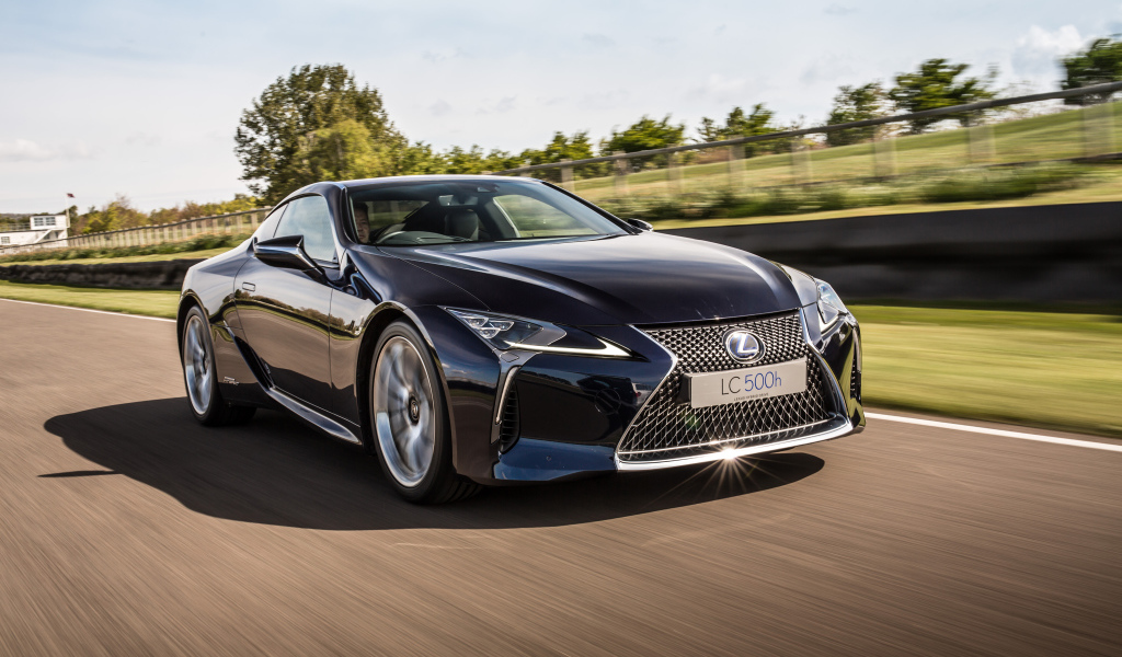 Стильный черный Lexus LC 500h на скорости