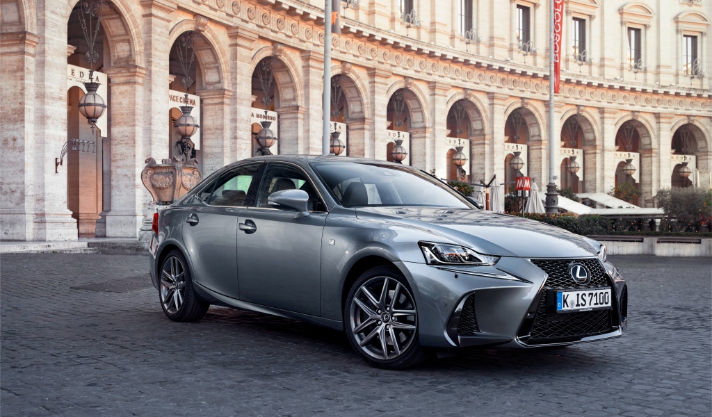 Стильный серебристый Lexus IS на фоне здания