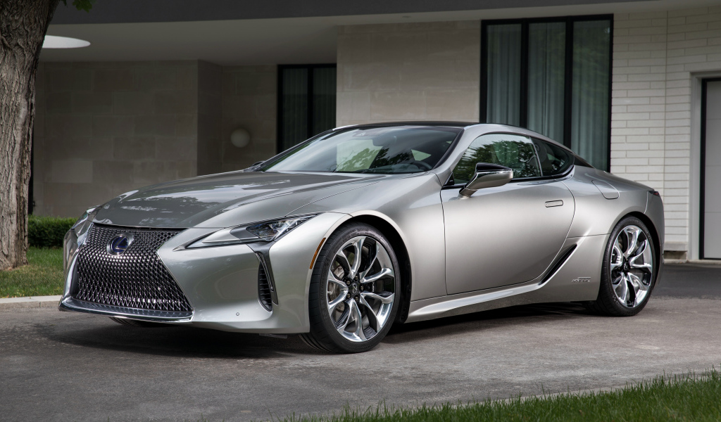 Стильный серебристый автомобиль Lexus LC 500h, 2018