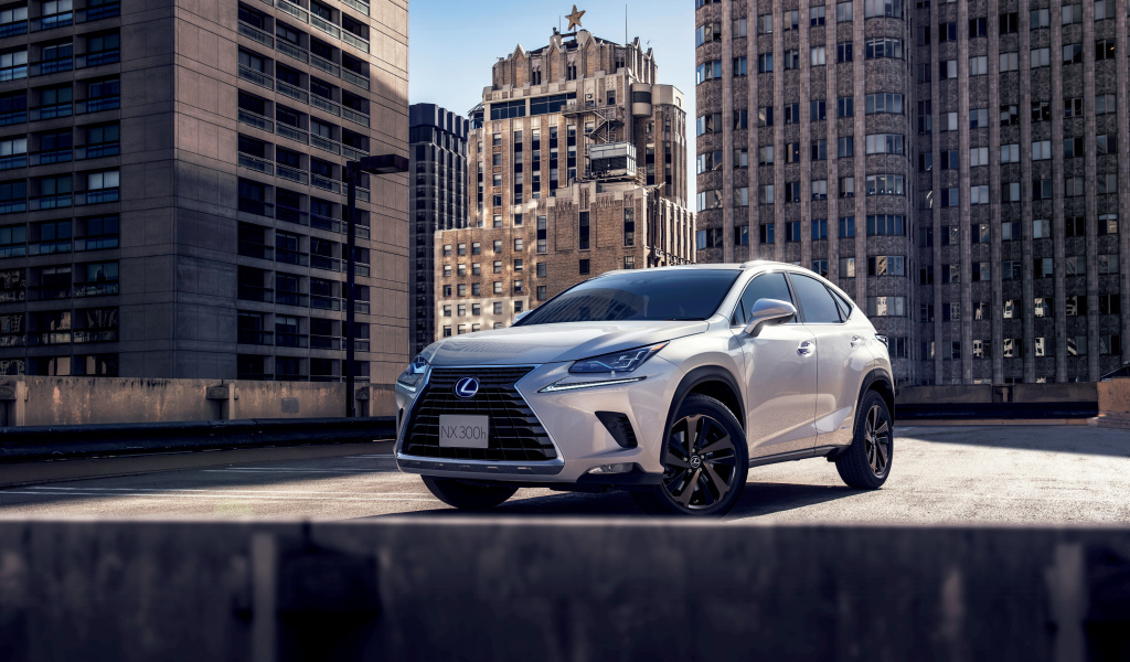 Белый автомобиль  Lexus NX 300h, 2018 на фоне домов
