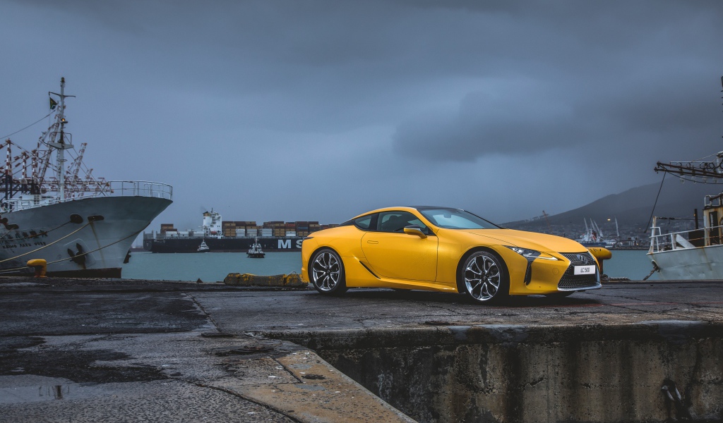 Желтый спортивный автомобиль Lexus LC 500 в порту