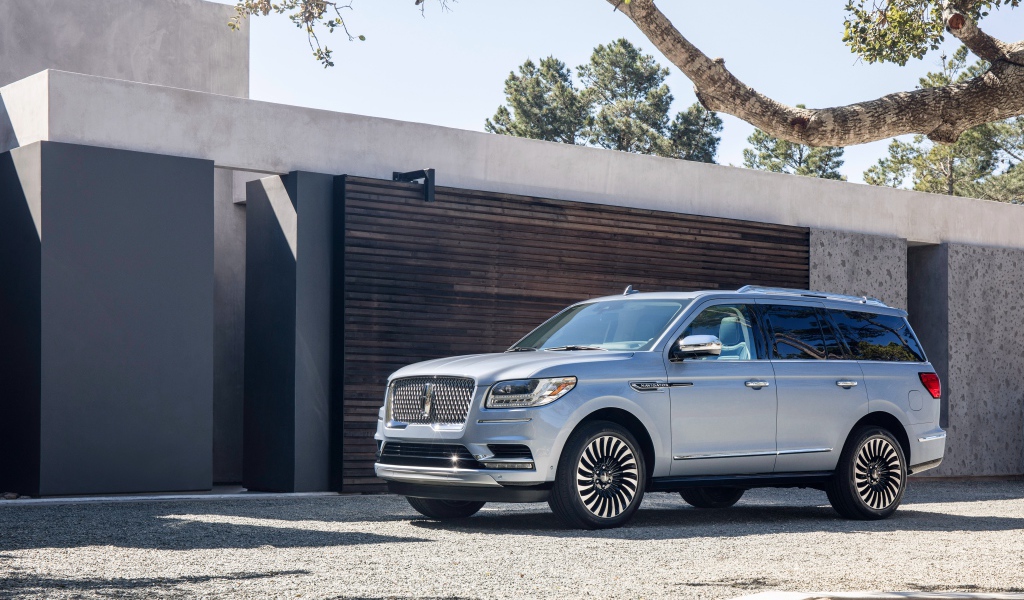 Серебристый автомобиль внедорожник Lincoln Navigator, 2017