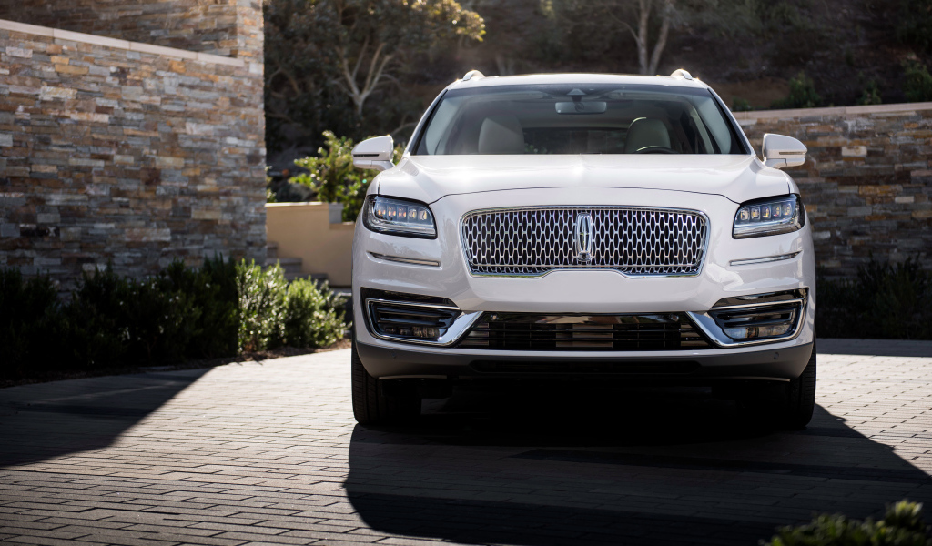 Белый автомобиль Lincoln Nautilus, 2019 вид спереди