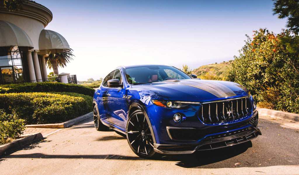 Красивый синий автомобиль Maserati Levante Shtorm, 2018