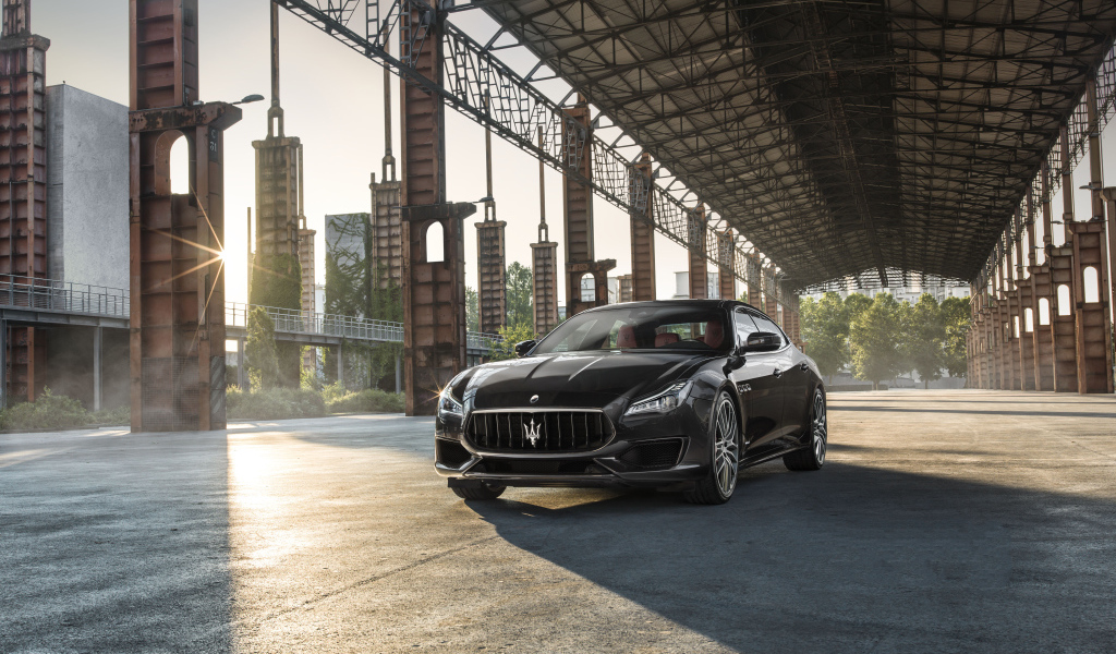 Черный быстрый автомобиль Maserati  Quattroporte GTS GranSport, 2017