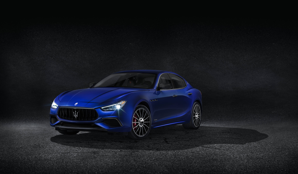 Синий автомобиль Maserati  Ghibli S Q4 GranSport, 2017  на черном фоне