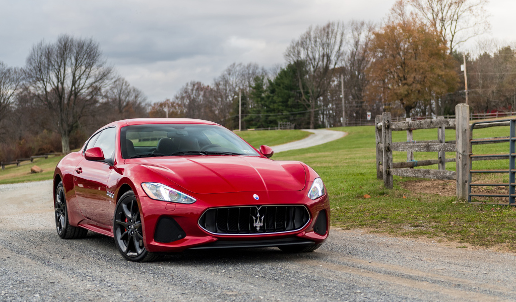 Красный быстрый автомобиль Maserati GranTurismo Sport, 2018