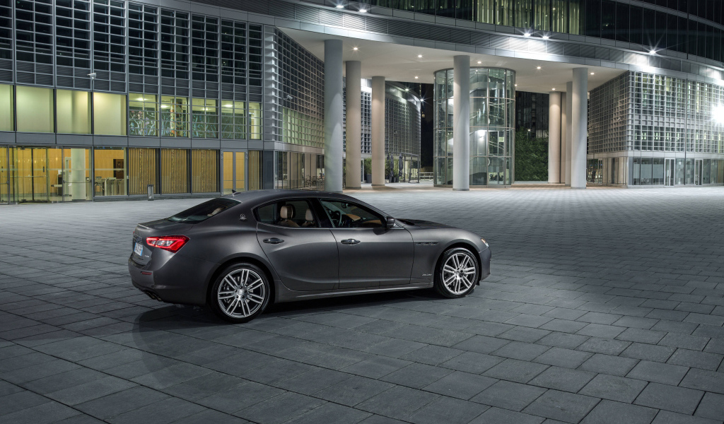 Серебристый автомобиль Maserati Ghibli S Gran Lusso, 2017