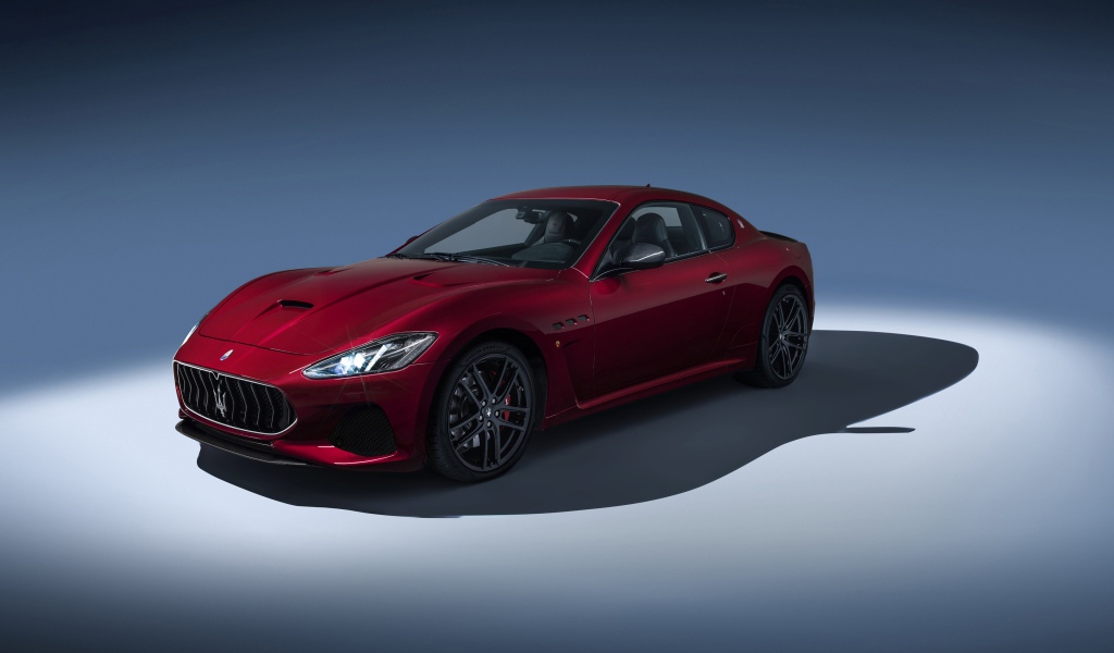 Спортивный автомобиль Maserati GranTurismo бордового цвета