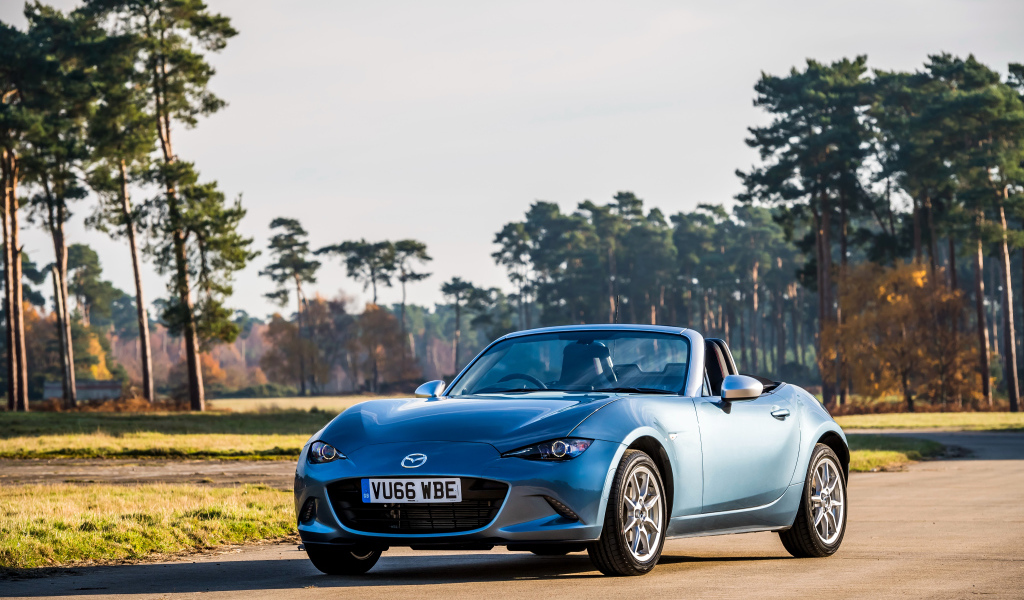 Голубой кабриолет Mazda MX-5 Arctic, 2017 