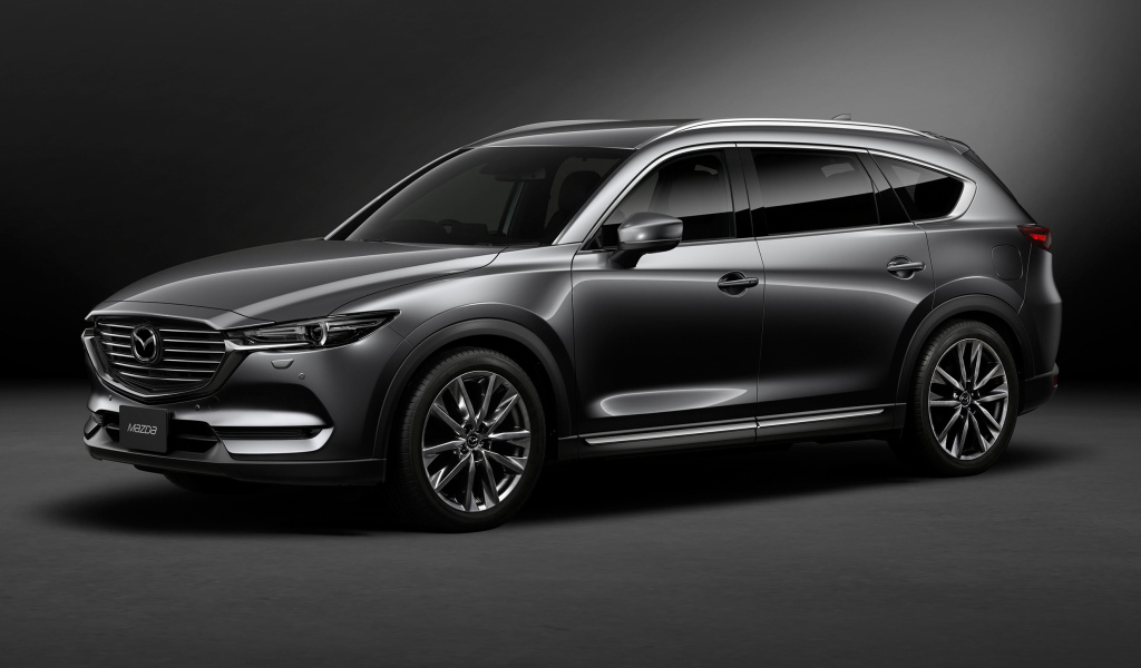 Серый автомобиль Mazda CX 8 Custom, 2018 на сером фоне