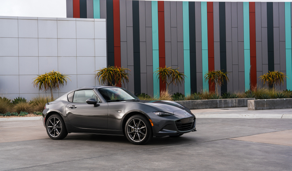 Серый автомобиль Mazda MX-5 Miata RF, 2017 года 