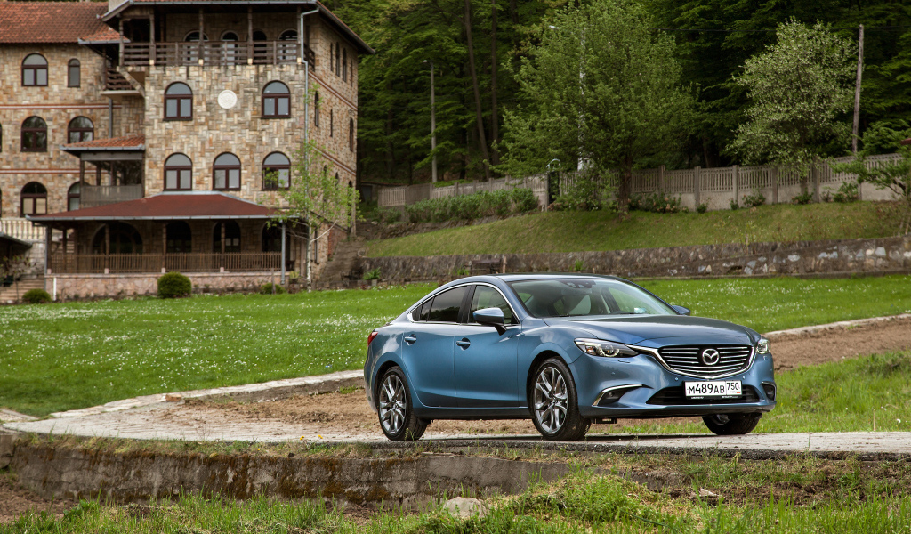Автомобиль Mazda 6, цвета голубой металлик 