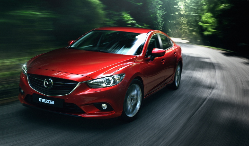 Красный автомобиль  Mazda 6, 2018 на скорости