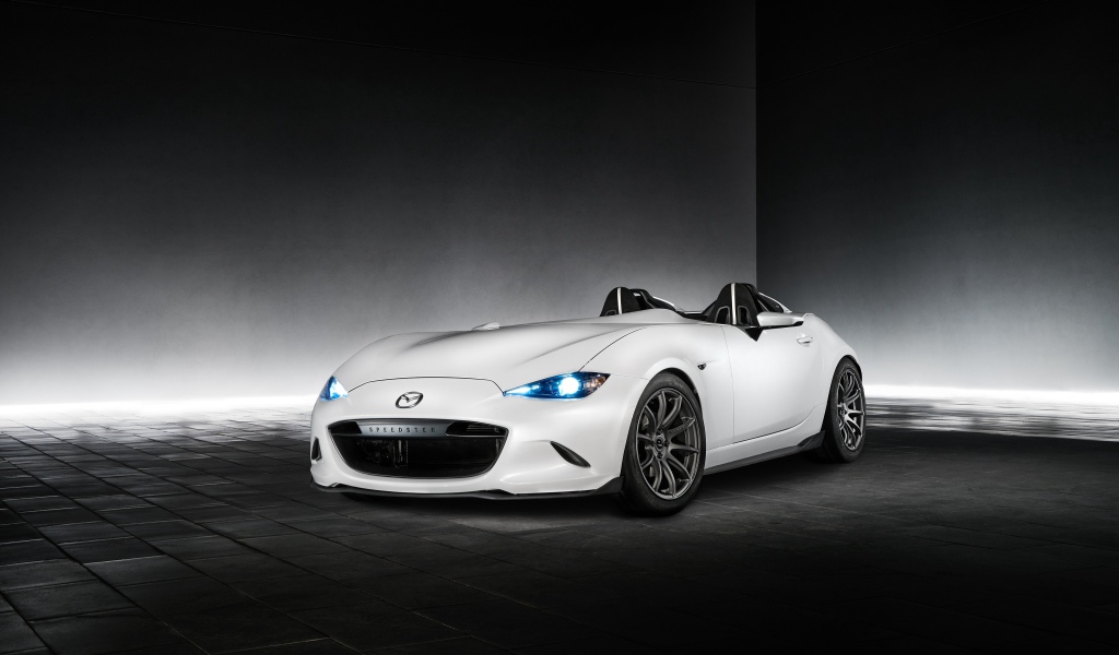 Стильный белый автомобиль Mazda MX-5 Speedster Evolution