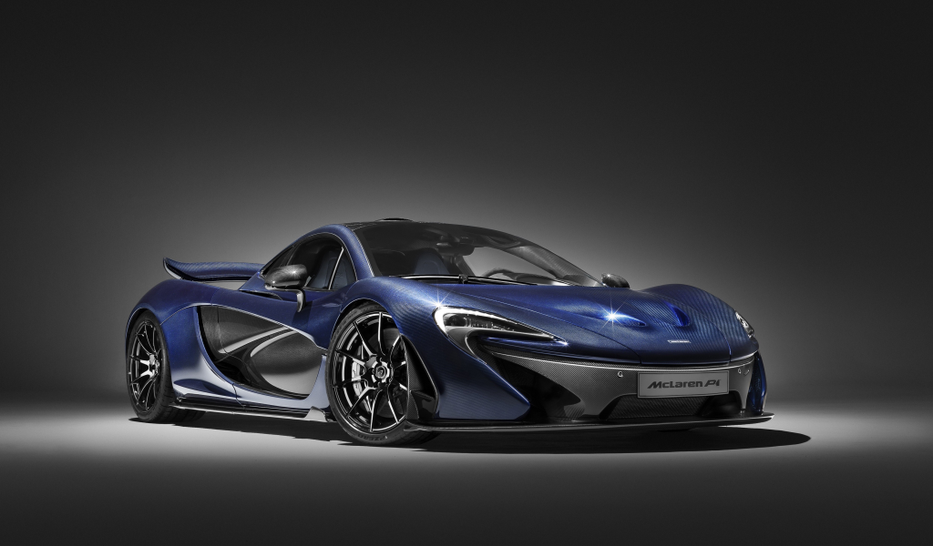 Синий спортивный автомобиль McLaren P1