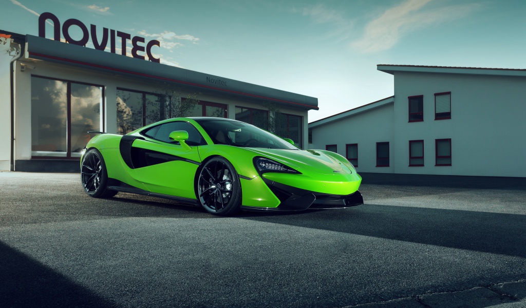 Зеленый спортивный автомобиль McLaren 570GT