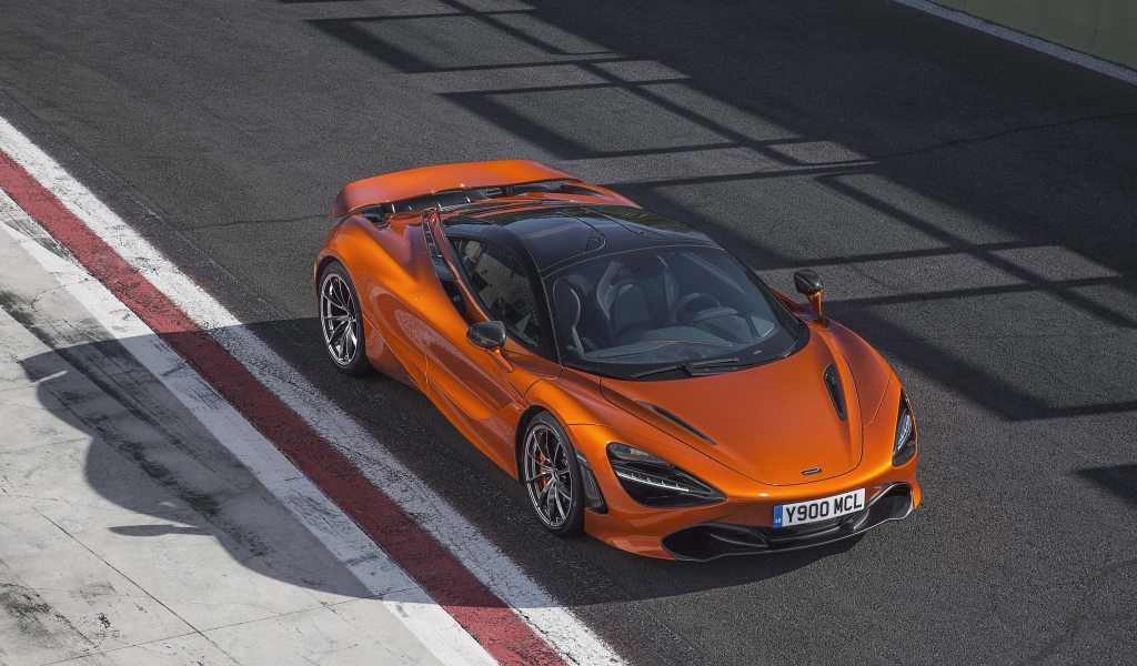 Оранжевый спортивный автомобиль McLaren 720S, 2017 