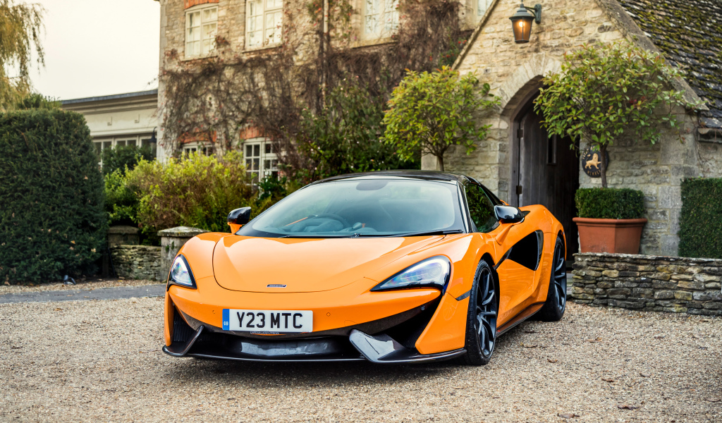 Оранжевый стильный спорткар McLaren 720S, 2017