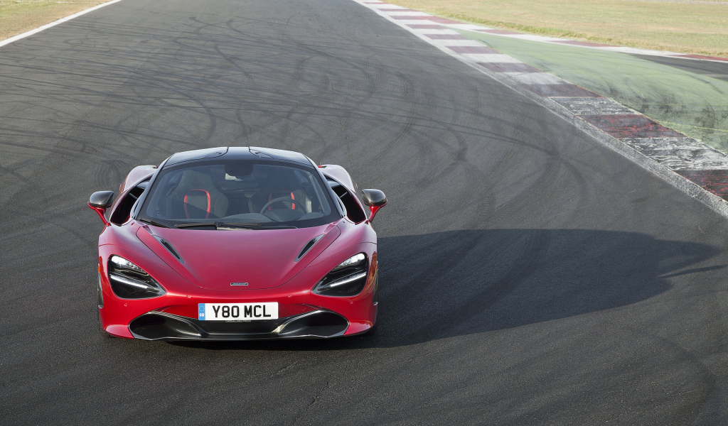 Красный гоночный автомобиль McLaren 720S на трассе 