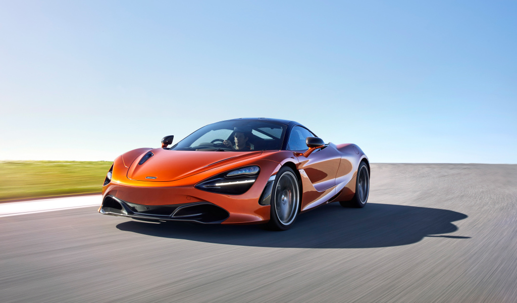 Красный спорткар McLaren 720S Coupe на трассе 