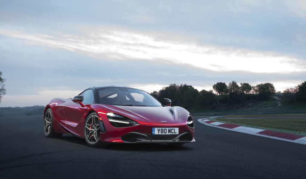 Красный спортивный автомобиль McLaren 720S, 2017 