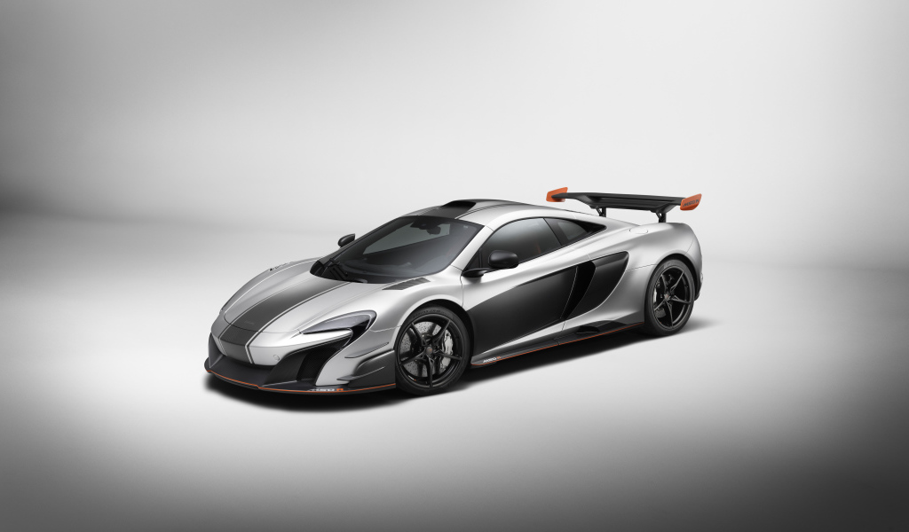 Серебристый автомобиль McLaren MSO R Coupe, 2017 на сером фоне