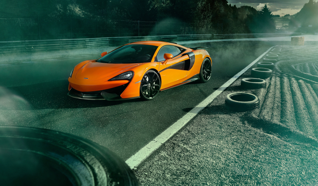 Спорткар McLaren 570S на гоночной трассе 